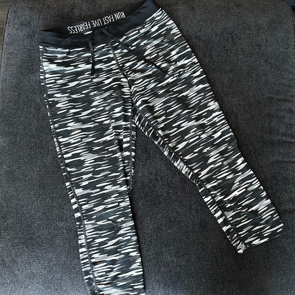 Nike Dri-Fit Capri Workout pants Large Camo